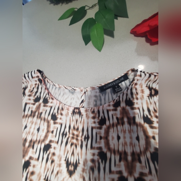 NWOT AUDREY & CELINE Jolie blouse estivale à manches courtes, motifs originaux - Picture 4 of 7